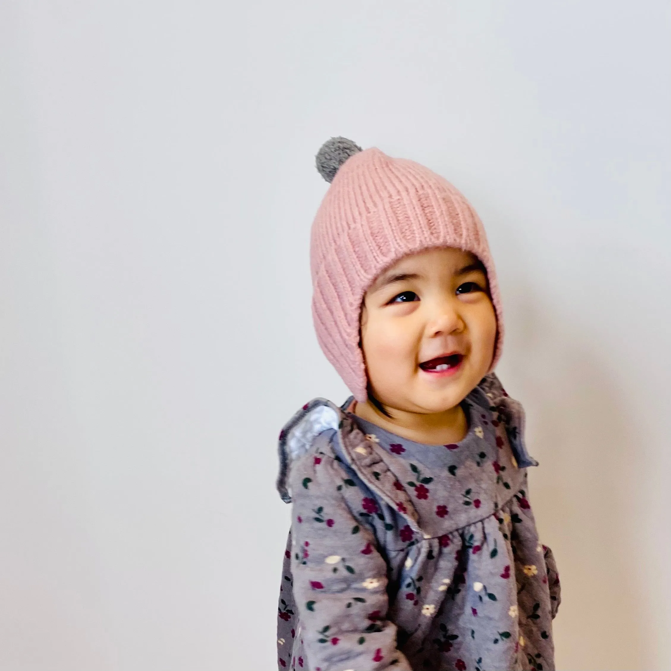Knitted Pom Pom Beanie (Creamy White)
